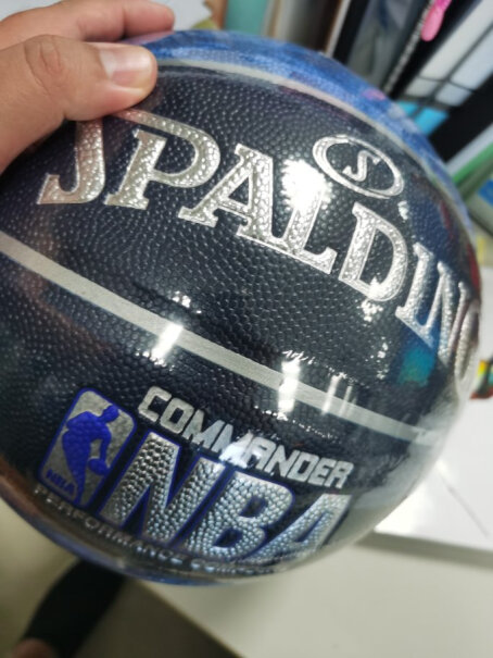 斯伯丁篮球全粒面无经沟AGC室内外7号PU蓝球76-872Y新买的球，需要打气吗？