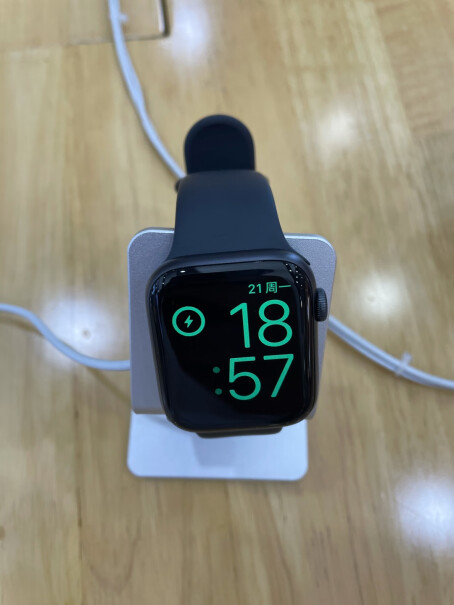 Apple Watch SE 智能手表 GPS款 40毫米米金色铝金属表壳 星光色运动型表带MKQ0你们有屏幕脱落的情况吗？