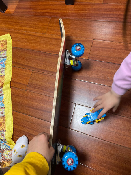滑板四轮成人儿童滑板车初学者闪光轮双翘板刷街代步专业板蓝火焰小孩可以玩吗？