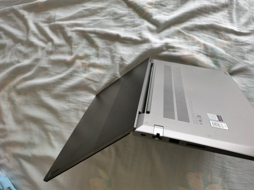 联想笔记本电脑ThinkBook买入不到一个月，发热严重，机子底部非常烫手，黑屏没反应。大家有这种情况吗？谁买谁后悔。