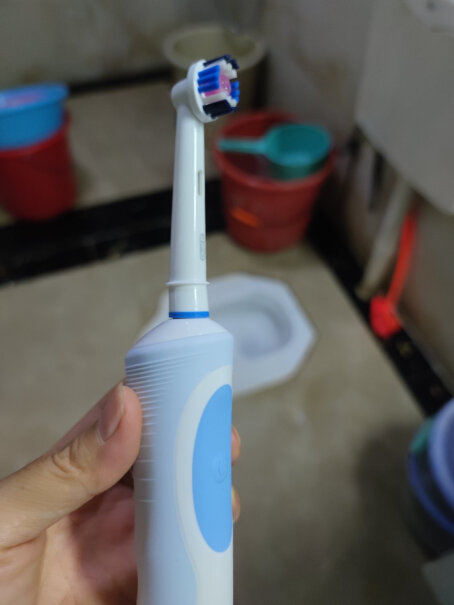 欧乐B电动牙刷成人小圆头牙刷充电式D12亮杰型第一次充电4个小时也不能用，是坏了吗？请问你们第一次充了多久？