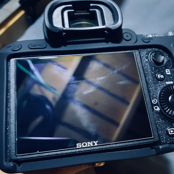 JJC索尼相机钢化膜贴膜大小合适吗？会不会哎屏幕略小？