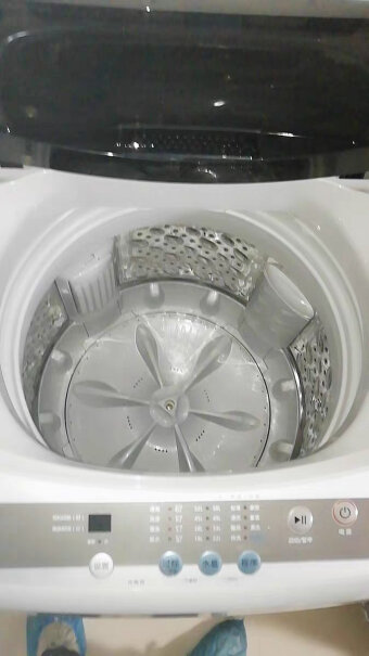 小天鹅10公斤变频波轮洗衣机全自动健康免清洗直驱变频一键脱水这家洗衣机脱水效果怎么样？看评论说脱水不好，还能拧出水来。是真的吗？