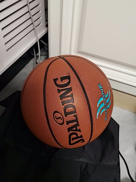 斯伯丁篮球入门系列比赛训练耐打篮球室内外兼用7号PU材质篮球请问买过这个篮球的小姐姐，小哥哥们，这个是正品吗？