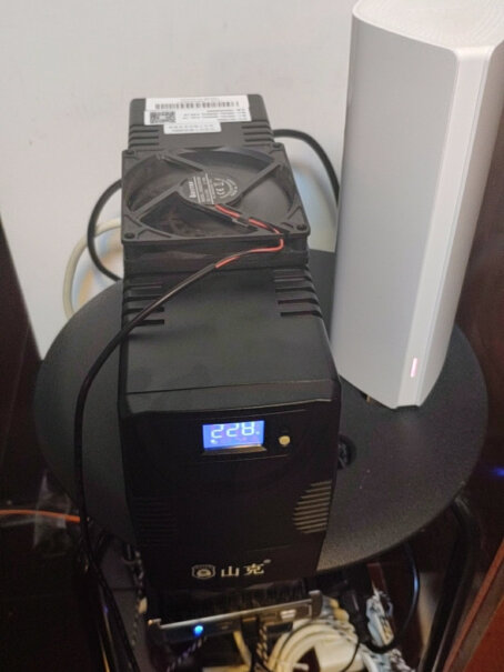 山克SK1500 UPS电源机身上有直接断开输出的电源开关吗？