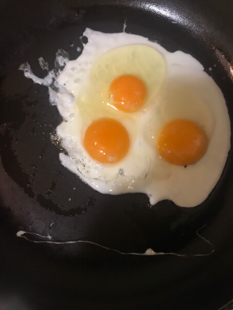 京东京造安心鲜鸡蛋 20枚初生蛋 15项安心检测买过的朋友请问一下蛋黄是纯黄色还是偏红的橙色？