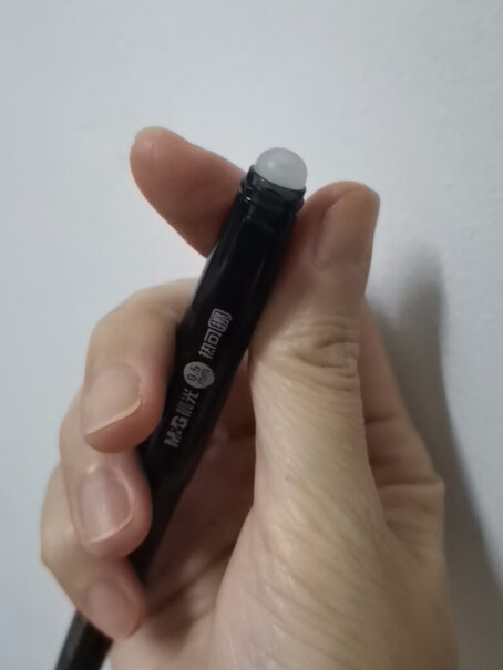 晨光M&G文具0.5mm晶蓝色热可擦中性笔芯子弹头签字笔替芯黑色写出来的字颜色浅吗？