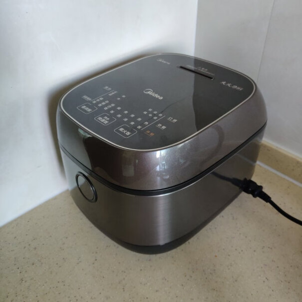 美的电饭煲家用智能触控电饭锅IH电磁加热图上是银色的 怎嗮嗮出来的都是黑的呢？