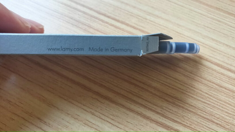 德国进口凌美LAMY钢笔签字笔笔芯请问墨胆是正品吗？黑色的墨胆那个logo有没有凹凸感的？谢谢拉？