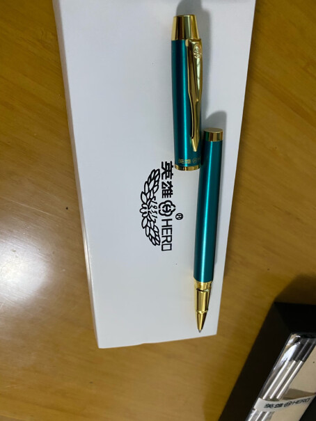 英雄英雄宝珠笔商务签字笔粗0.5这套装里面有几个笔芯？