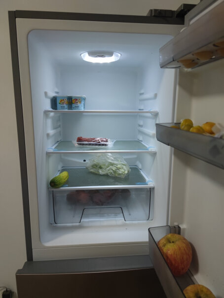 华凌冰箱215升冰箱冷藏室里面有水珠结冰的现象吗？