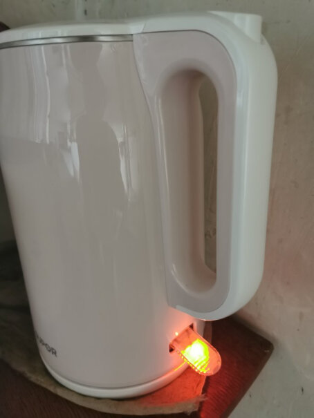 苏泊尔电水壶热水壶1.7L大容量电热水壶烧水壶烧完水会不会有水锈？
