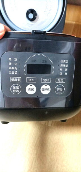 苏泊尔电饭煲智能预约多功能电饭锅我想问一下，它是触摸屏的吗？你们用了那么久了 煮饭的时候会掉漆吗？