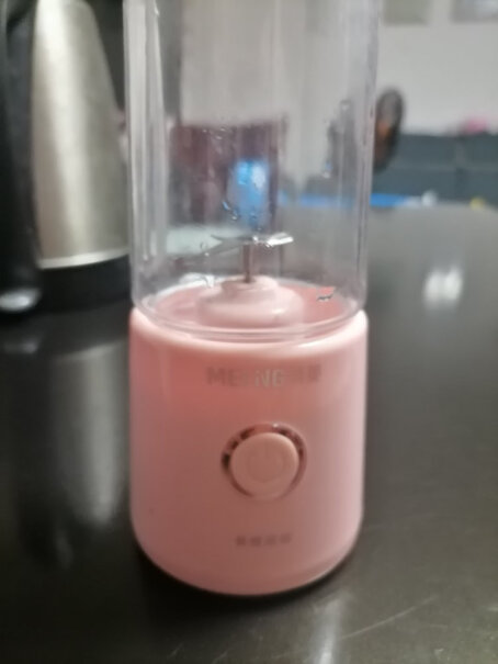 美菱榨汁机便携充电式榨汁杯有用电池的吗？