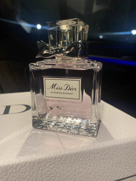 迪奥Dior花漾淡香氛喷头喷不出来 一按喷头就往下流？