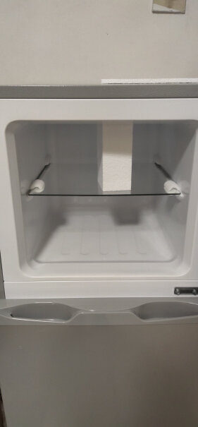 新飞209升三门小冰箱家用小型冰箱冷藏室有很多的水珠 有时还会结冰 是怎么回事？