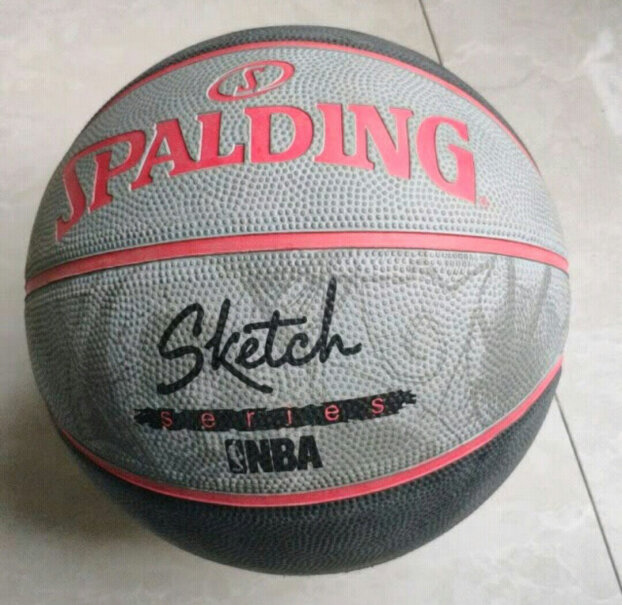 斯伯丁SPALDING篮球七号篮橡胶篮球室外耐磨街头篮球掉不掉颜色。