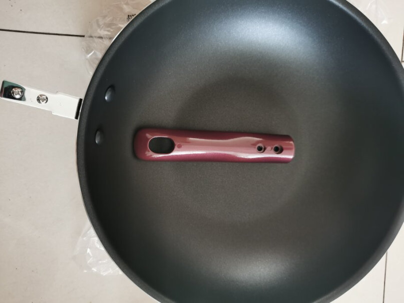 九阳炒锅少油烟不粘炒菜锅30cm里面有红色东西是什么？