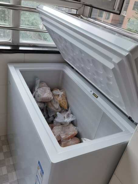 海尔202升家用冷藏冷冻转换冰柜运行时有运行声音可以听到，停止运行时候会听到哒的一声之后没有声音了。正常么？