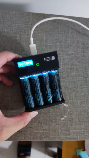 京东京造5号充电锂电池各位的电池充电的时候，正极的白色指示灯会一闪一闪吗？还是长亮的？