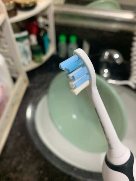 飞利浦PHILIPS电动牙刷这个刷头有点奇怪啊为什么有两个凹槽？