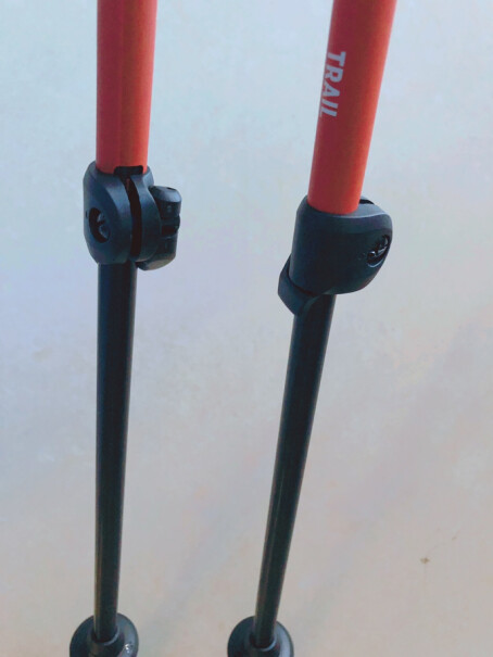 BlackDiamond黑钻两支杖下单两次一起买的，都是112154，一支颜色发暗，一支颜色鲜亮，为什么？批次不同？