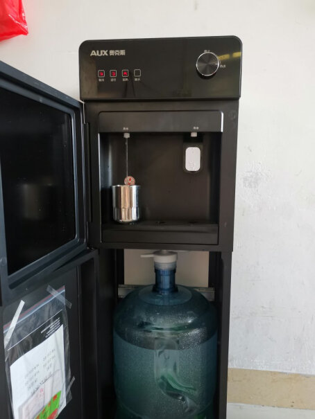 奥克斯饮水机下置式家用立式温热型有摇控器吗？