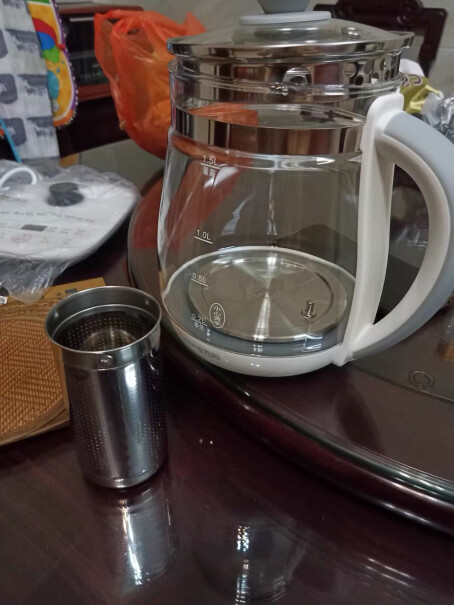 茶壶1.5L电水壶煮茶煎药九阳药膳茶具这个养生壶，烧完水泡茶没啥感觉（农夫山泉)，但是水放凉了后喝一股很重的塑料味儿，辣舌头，你们有吗？