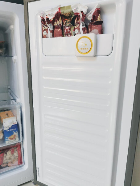 海尔148升分区大抽屉防串味家用立式冷柜冰箱内部的壁上接了一层较厚一点的霜，大家的都有没有？这是正常情况吗？