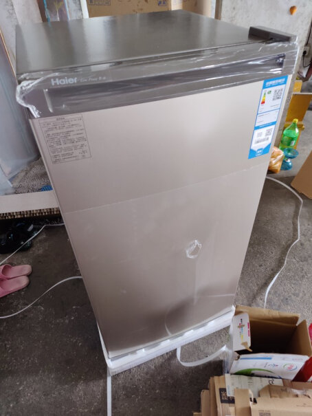 海尔148升分区大抽屉防串味家用立式冷柜插座是怎样的？
