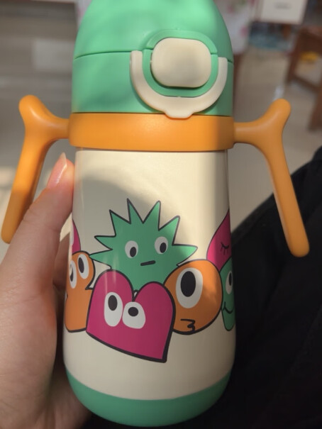 babycare简笔画儿童保温杯这个吸管杯喝水时，需要咬住才能吸进去一口还是畅通无阻的一根吸管，很好吸呢？
