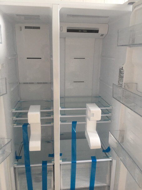 海尔Haier请问这台冰箱两侧板也是白色的吗？与正面的面板白色色差大吗？谢谢？
