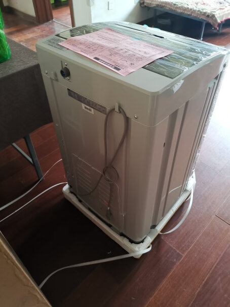 TCL10公斤大容量全自动波轮洗衣机钢化玻璃阻尼盖板这个洗衣机，洗4个人衣服会小吗？