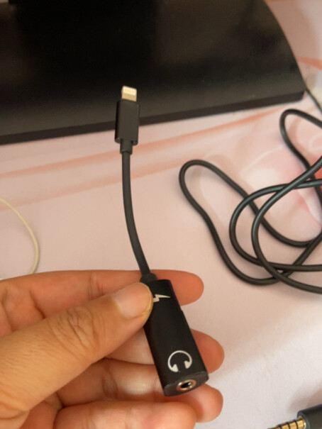 斯泰克苹果Lightning转USB转换头是圆孔的嘛？