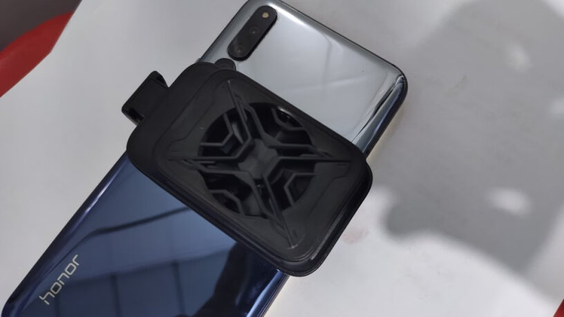 黑鲨冰封电竞散热背夹手机散热器装在GT处理器888的游戏手机上.会妨碍按键吗？