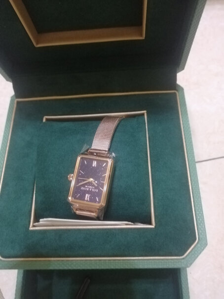 LolaRose手表女满天星英国时尚石英方形女士手表礼物请问，你们买的表带上有闪粉一样的痕迹吗？