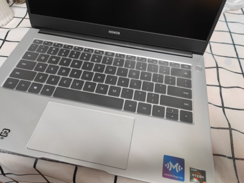 荣耀MagicBook14有电脑包和鼠标吗？