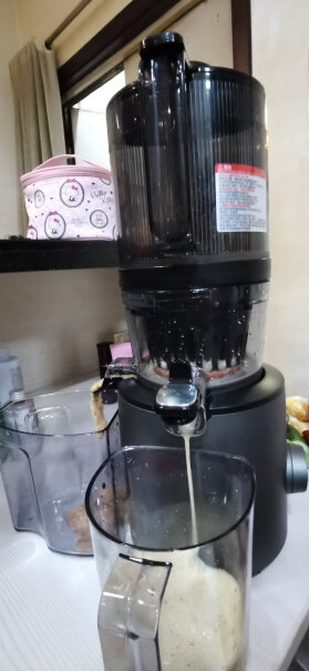 惠人原汁机新升级创新无网韩国进口多功能大口径家用低速榨汁机你们榨果汁的时候，机器会有一点轻微晃动吗？