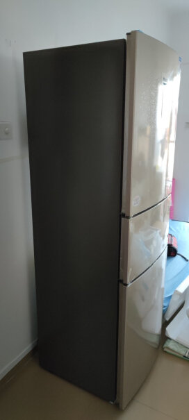 海尔Haier请问这个冰箱的所谓炫金面板是什么材质做的？是否像玻璃一样易碎？