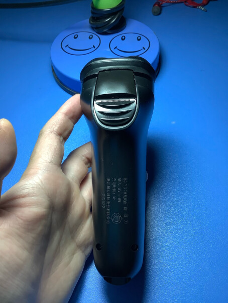 超人剃须刀电动男士便携车载剃胡须子刀电动刮胡刀RS7325这个是锂电池嘛？
