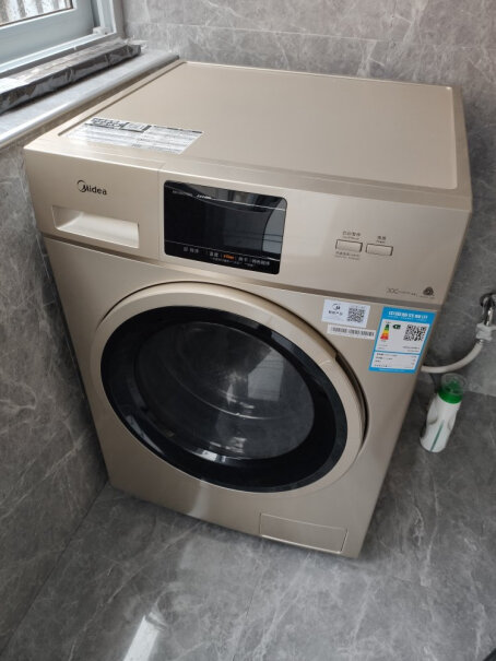 美的滚筒洗衣机全自动10公斤大容量洗衣服洗着洗着有泡沫和水流出来从放洗涤剂的盒子里流出来，是怎么回事？