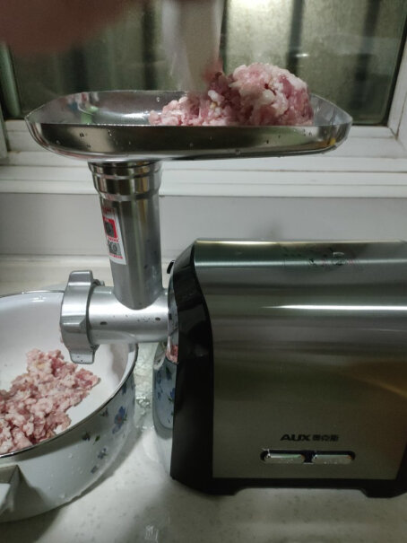 奥克斯绞肉机灌肠机之前用杯子型绞肉机，很难清理，那个刀片固定的孔有残留洗不到，就发臭了，这个拆卸了洗，有没有卫生死角？