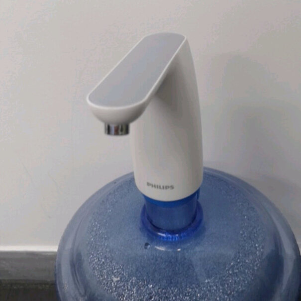 飞利浦桶装水抽水器电动抽水机大桶矿泉水自动上水器这个与瓶口能转紧吗？