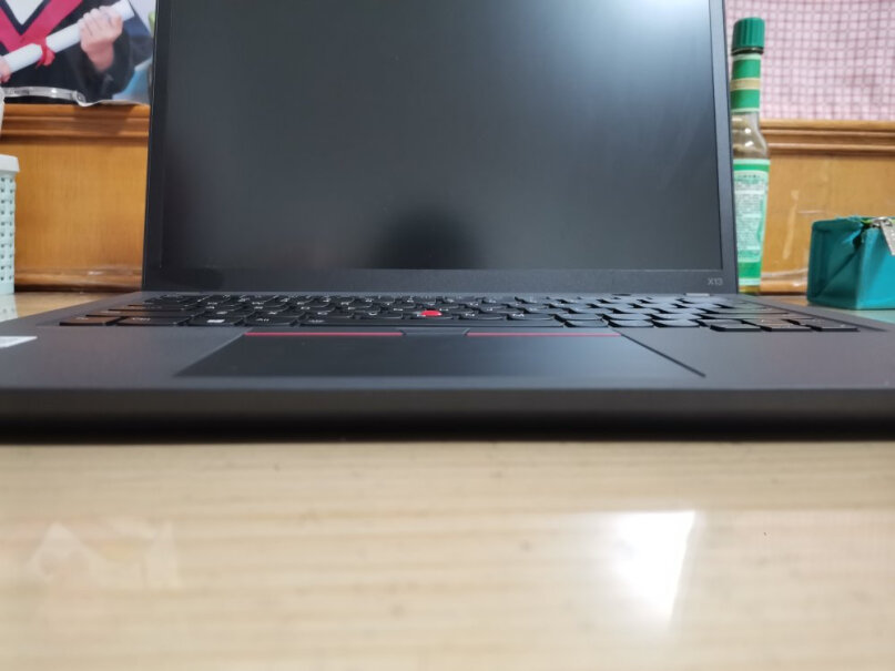 联想ThinkPadX13屏幕背光均匀吗？有没有深淡差异？