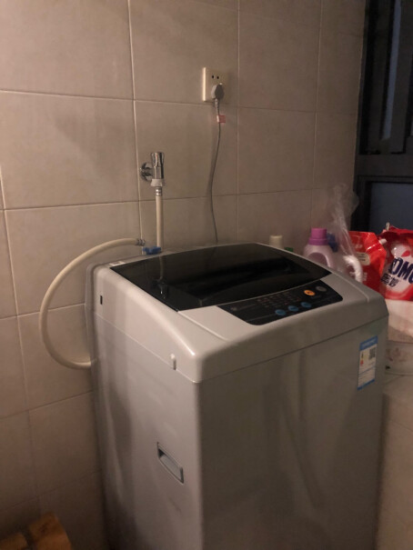 小天鹅5.5公斤波轮洗衣机全自动接水管和下水管要自己买的还是自带的？