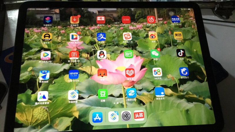 「教育优惠版」Apple iPad Air10.9英寸平板电脑（ 2020年新款 64GWLAN版大家屏幕按压的时候是容易出现彩色水波纹似的暗影？