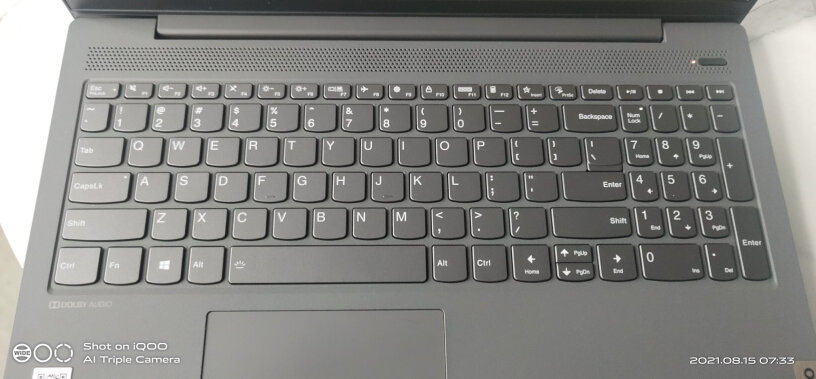 联想小新15金属超轻薄笔记本电脑充满电，指示灯显示什么颜色？