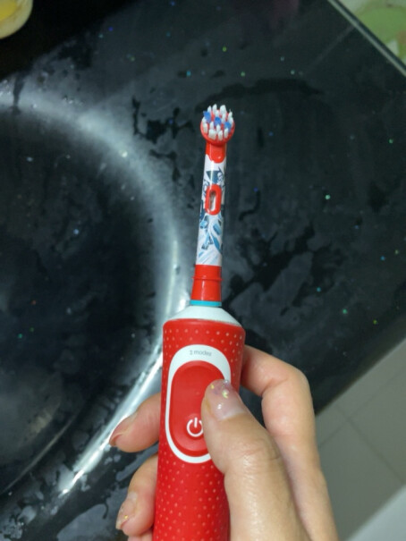 欧乐B儿童电动牙刷头4支装这款牙刷头包装上既没有生产日期也没有限用日期，这不正常啊！问客服，根本解释不了，谁知道怎么回事吗？