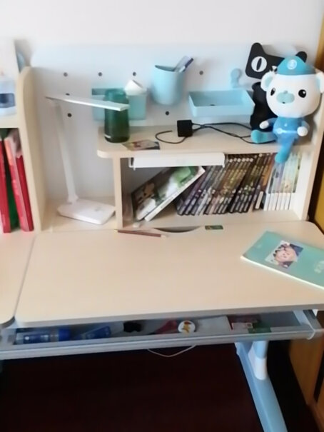 儿童学习桌书桌是实木板材吗？