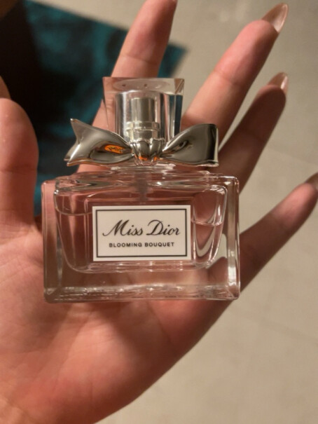 迪奥Dior花漾淡香氛没有包装礼盒之内的，包装太简单了。